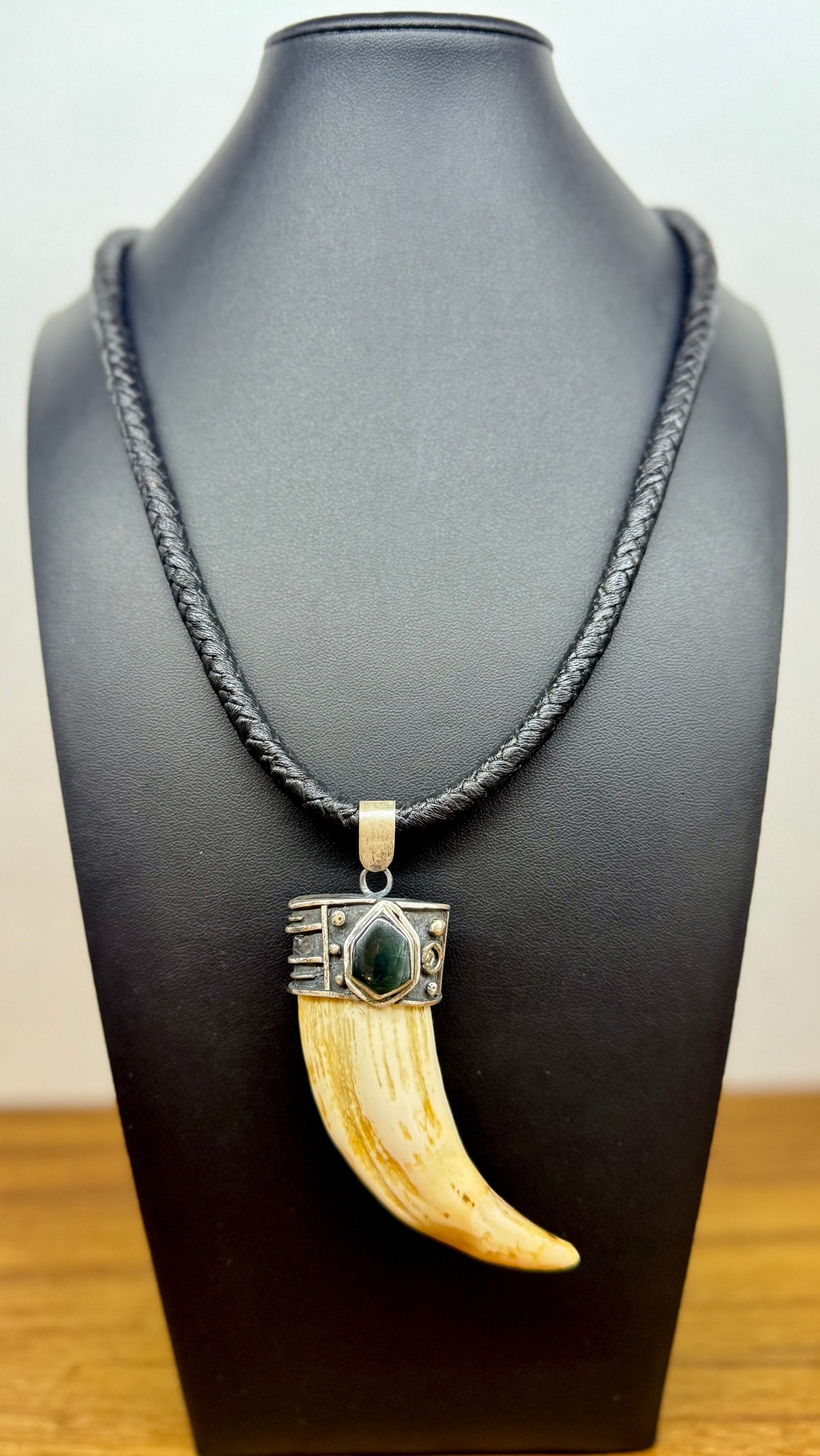 Collar de colmillo de León marino en plata cromada