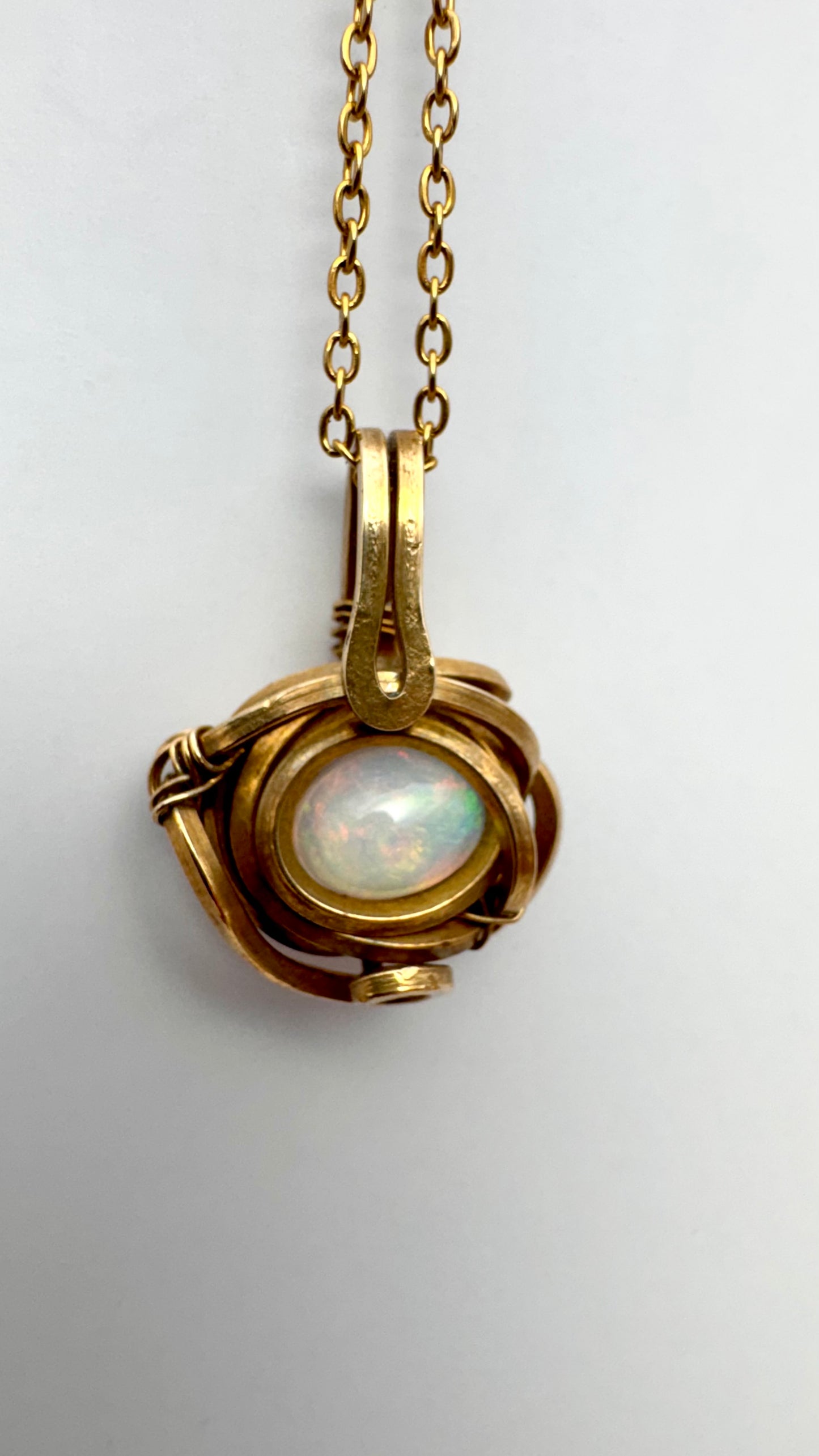 Ópalo blanco de Etiopía. Latón wire wrap