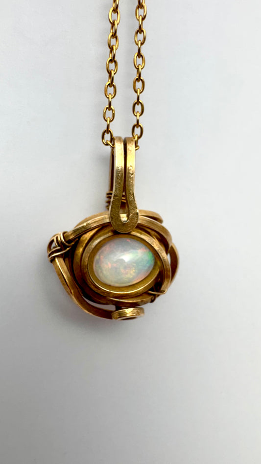 Ópalo blanco de Etiopía. Latón wire wrap