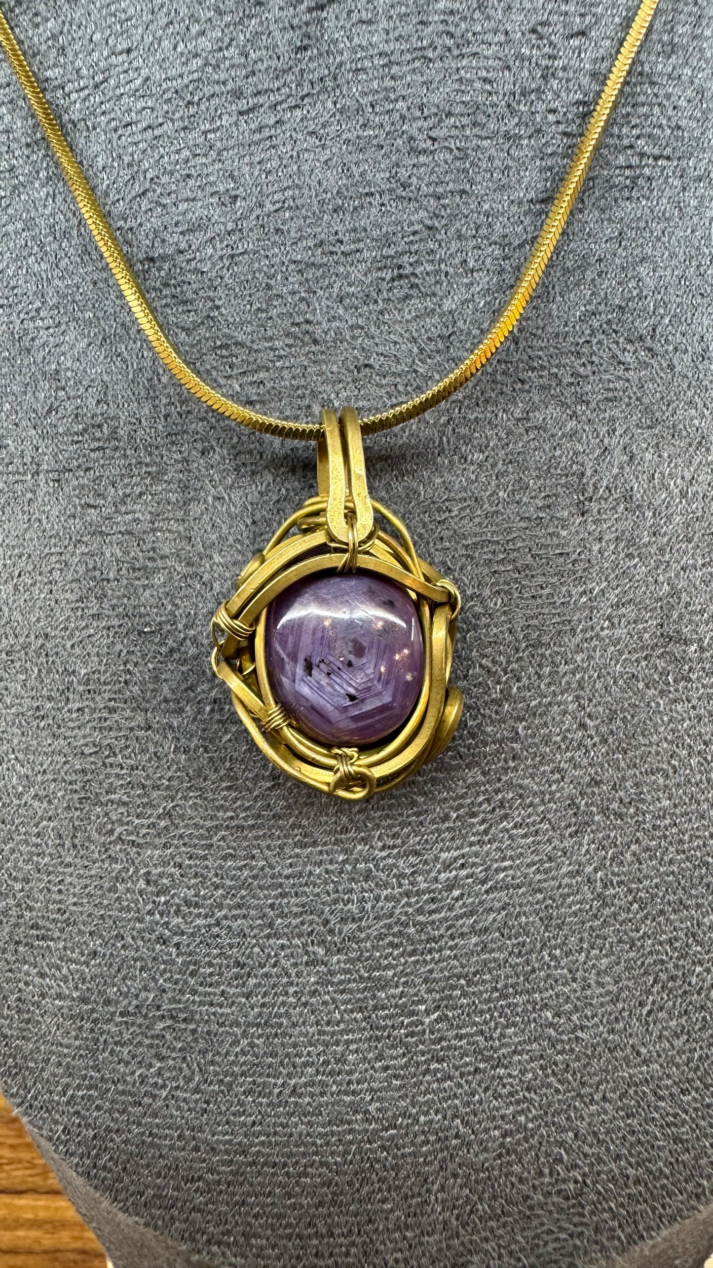 Colgante de Zafiro morado estrella