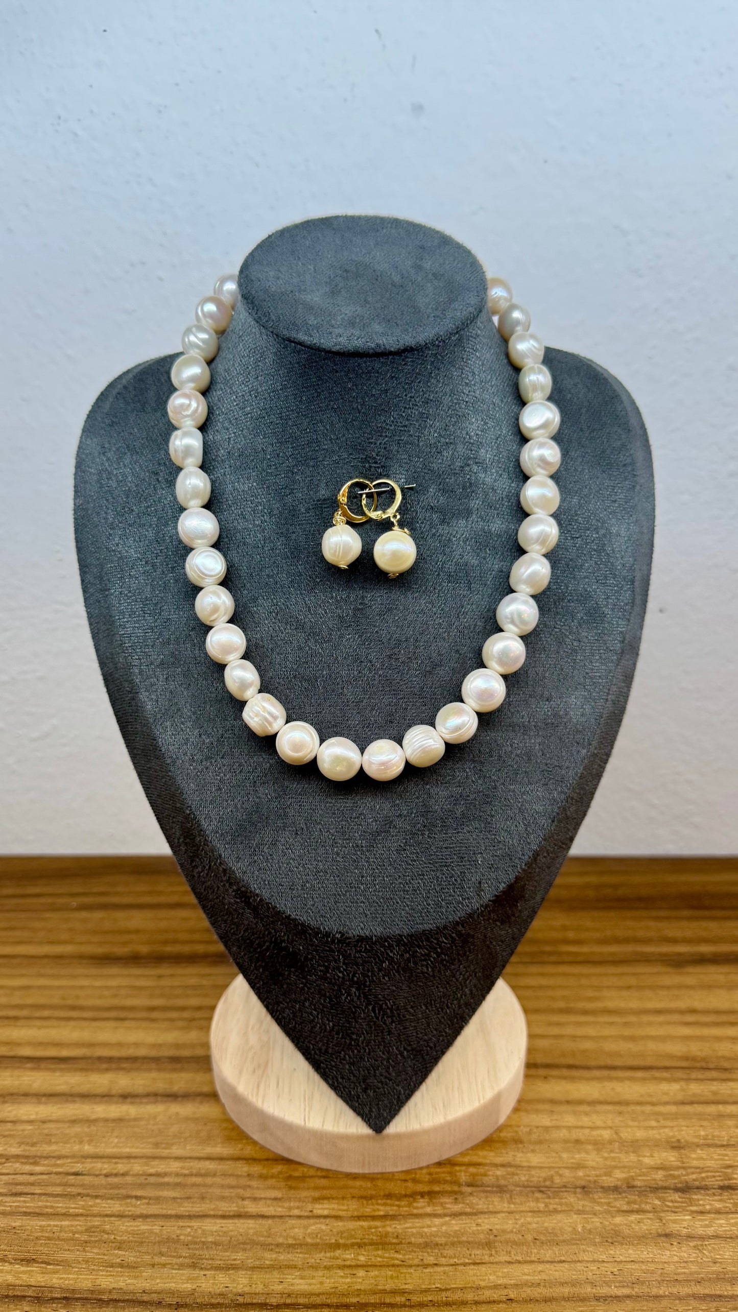 Collar de perlas de río con aretes