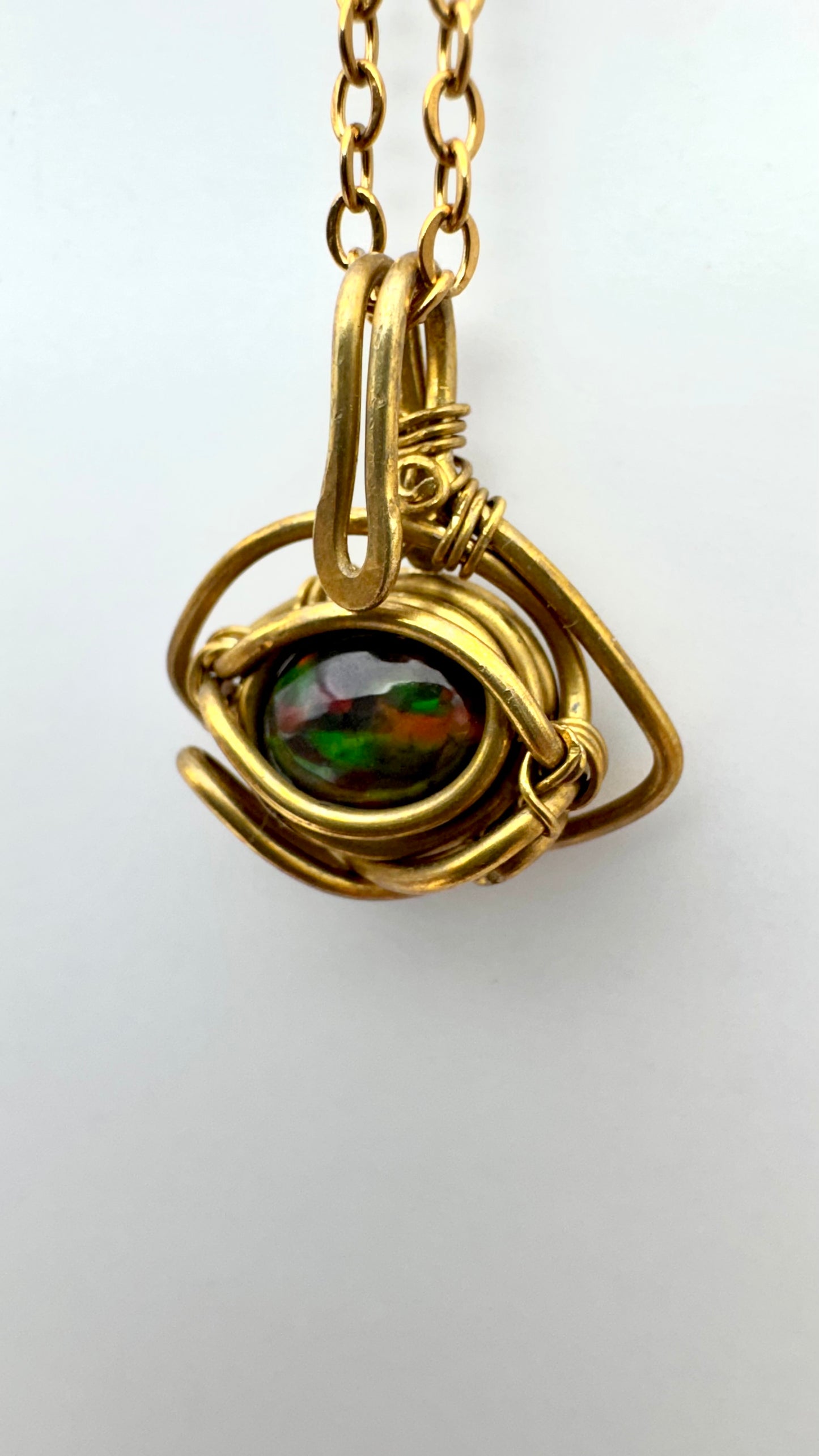 Dije de Ópalo negro Etíope. Latón wire wrap