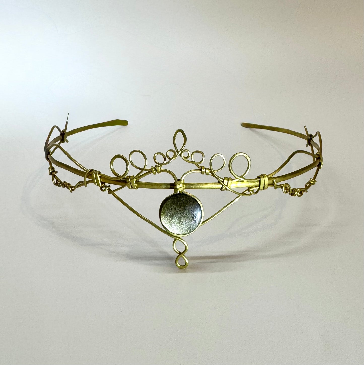 Tiara de obsidiana en latón