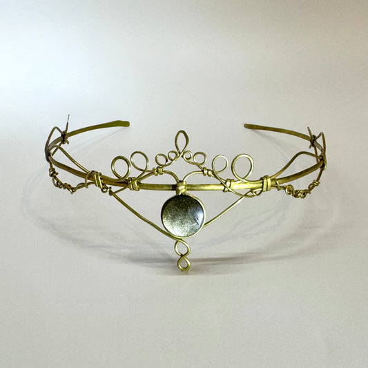 Tiara de obsidiana en latón