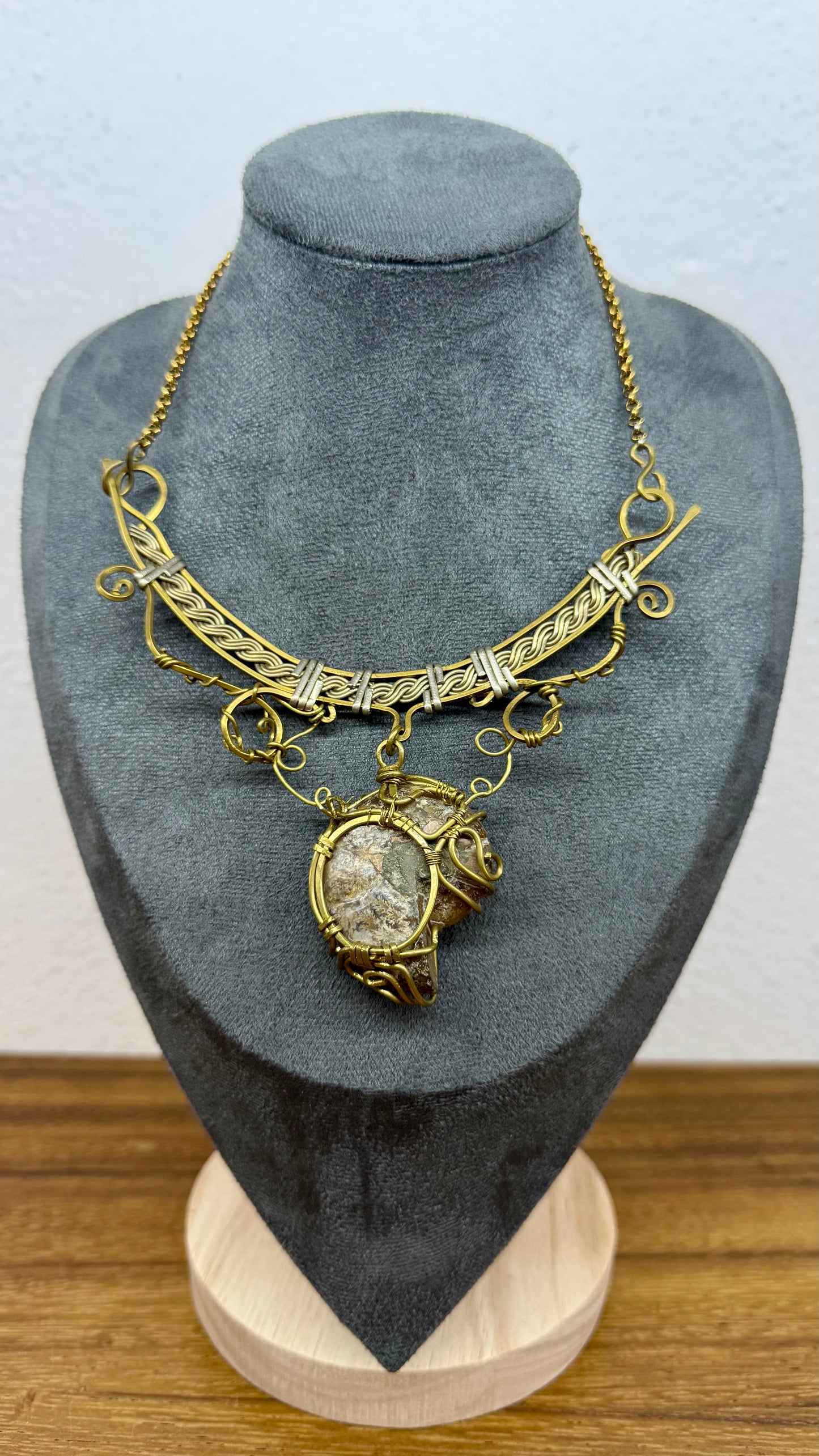 Collar de Amonite en latón