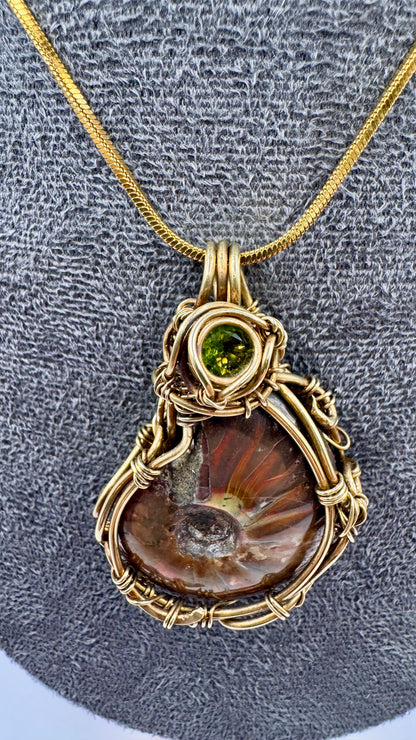Pendentif Ammonite Opalisée. Wire wrap.