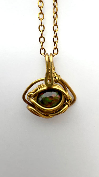 Dije de Ópalo negro Etíope. Latón wire wrap