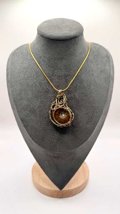 Pendentif Ammonite Opalisée. Wire wrap.