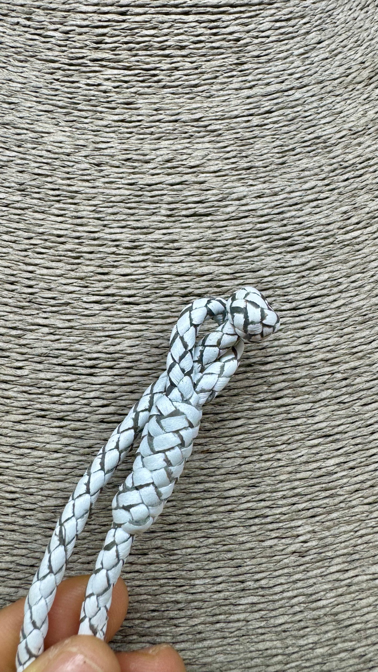 Collar de Selenita con trenza de cuero