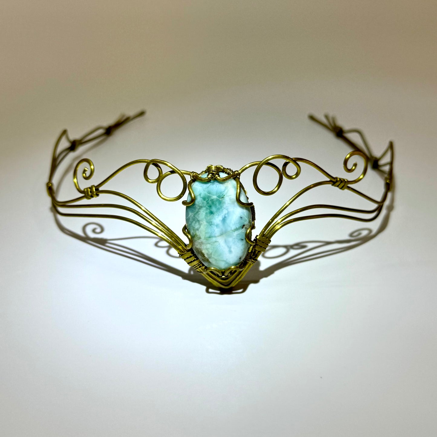 Tiara de Larimar en latón