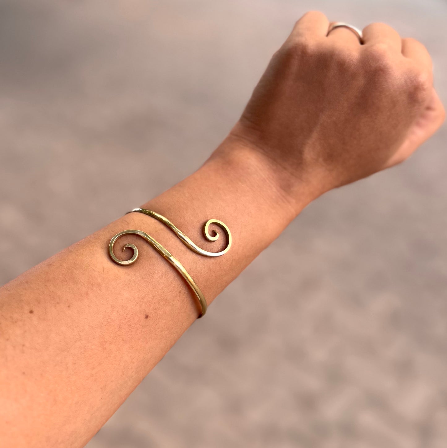 Pulseras de latón ajustables