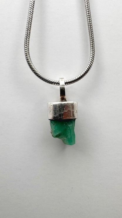 Colgante pequeño Esmeralda colombiana en bruto. Plata 950