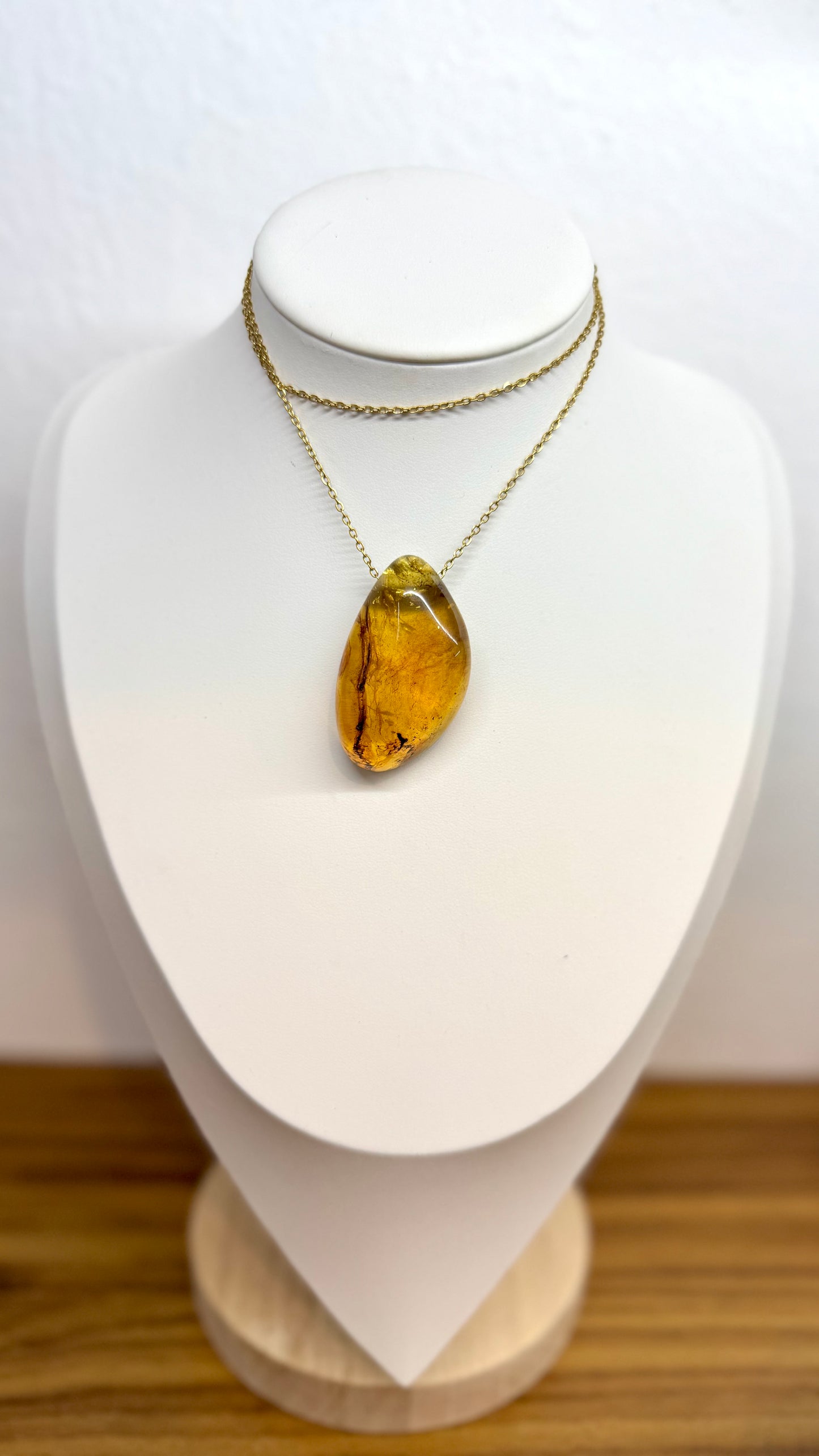 Colgante de ámbar ovalado con cadena