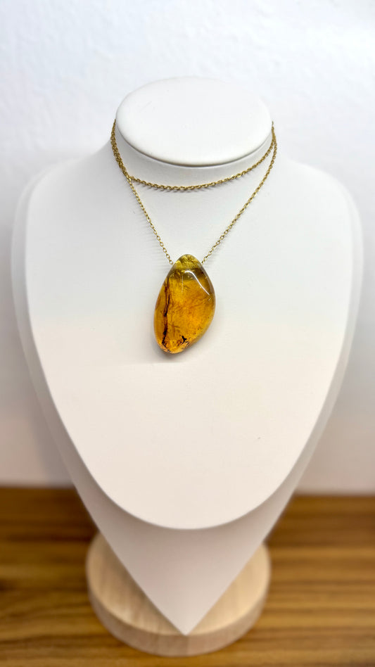 Colgante de ámbar ovalado con cadena