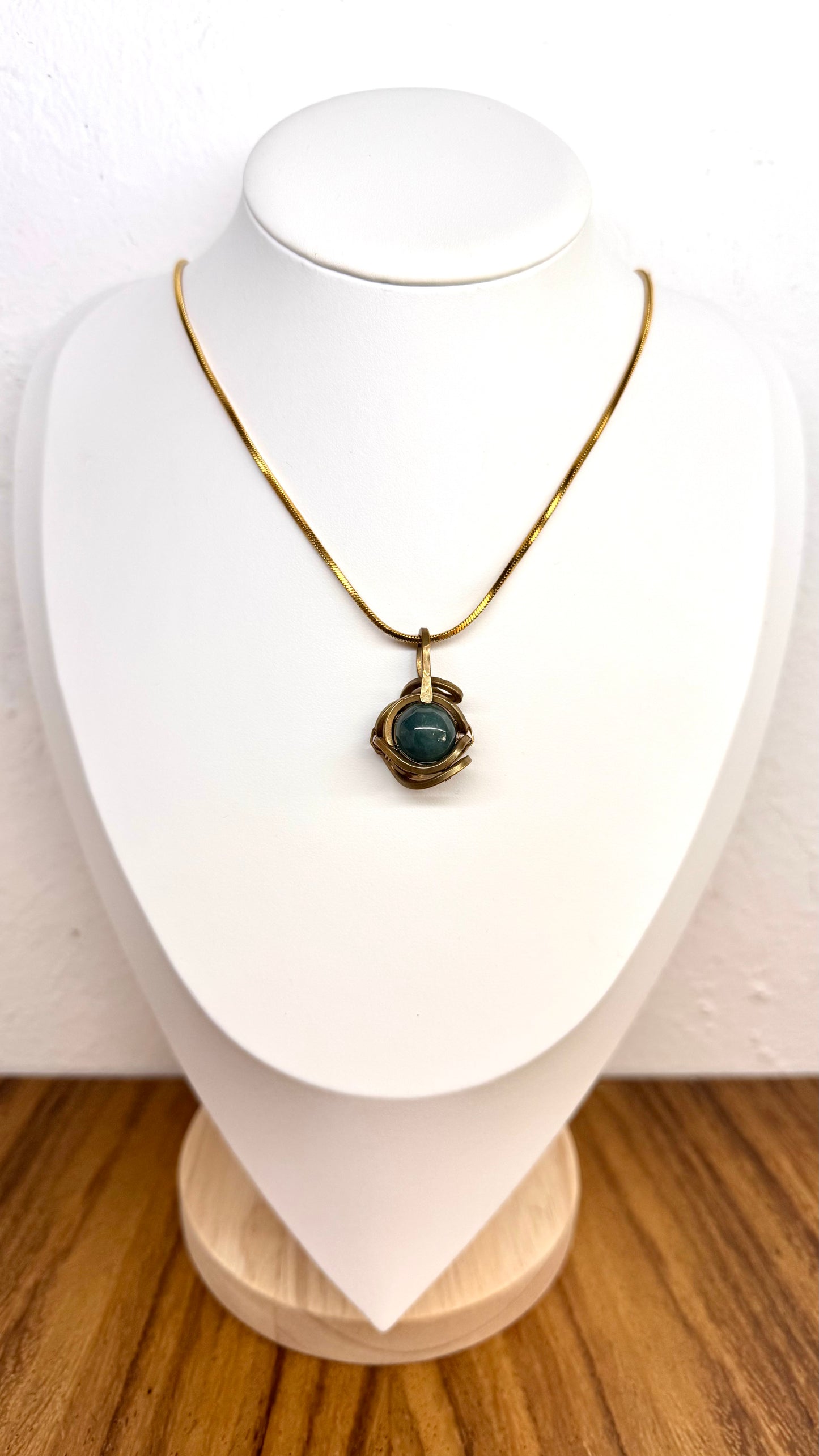 Pendentif sphère en jade bleu