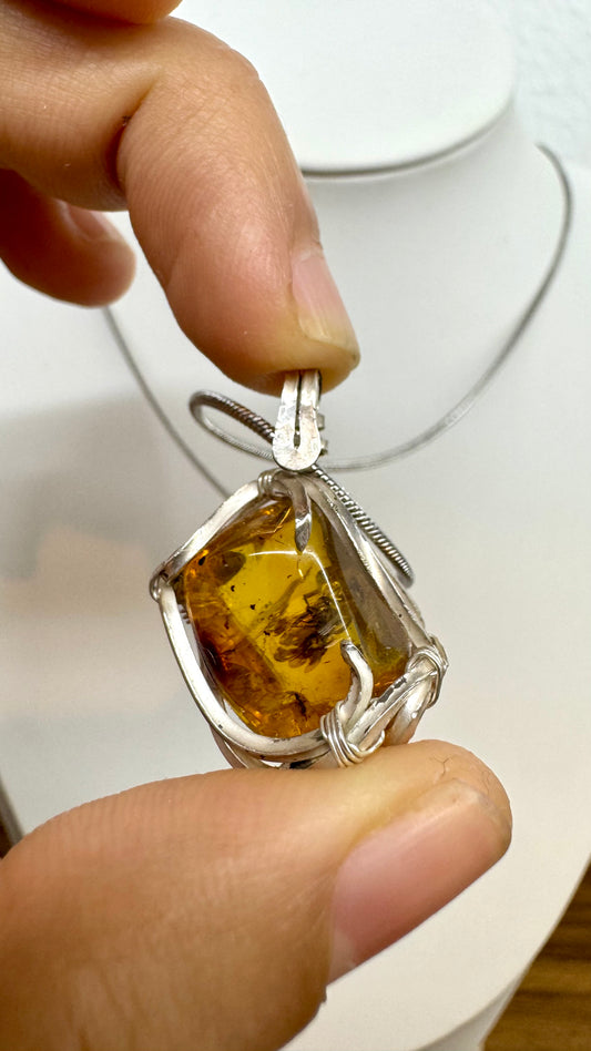 Dije de Ámbar con mosca primitiva y mosquito