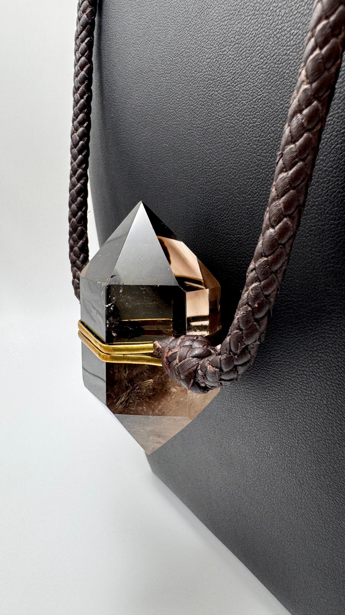 Collar de Cuarzo Ahumado con trenza de cuero