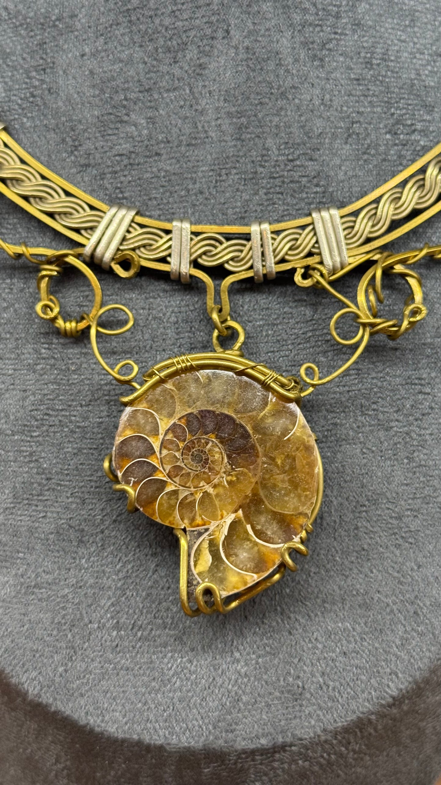 Collar de Amonite en latón