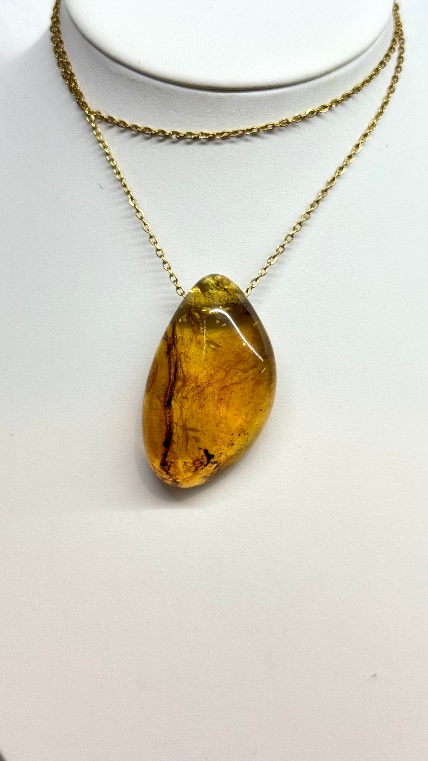 Colgante de ámbar ovalado con cadena