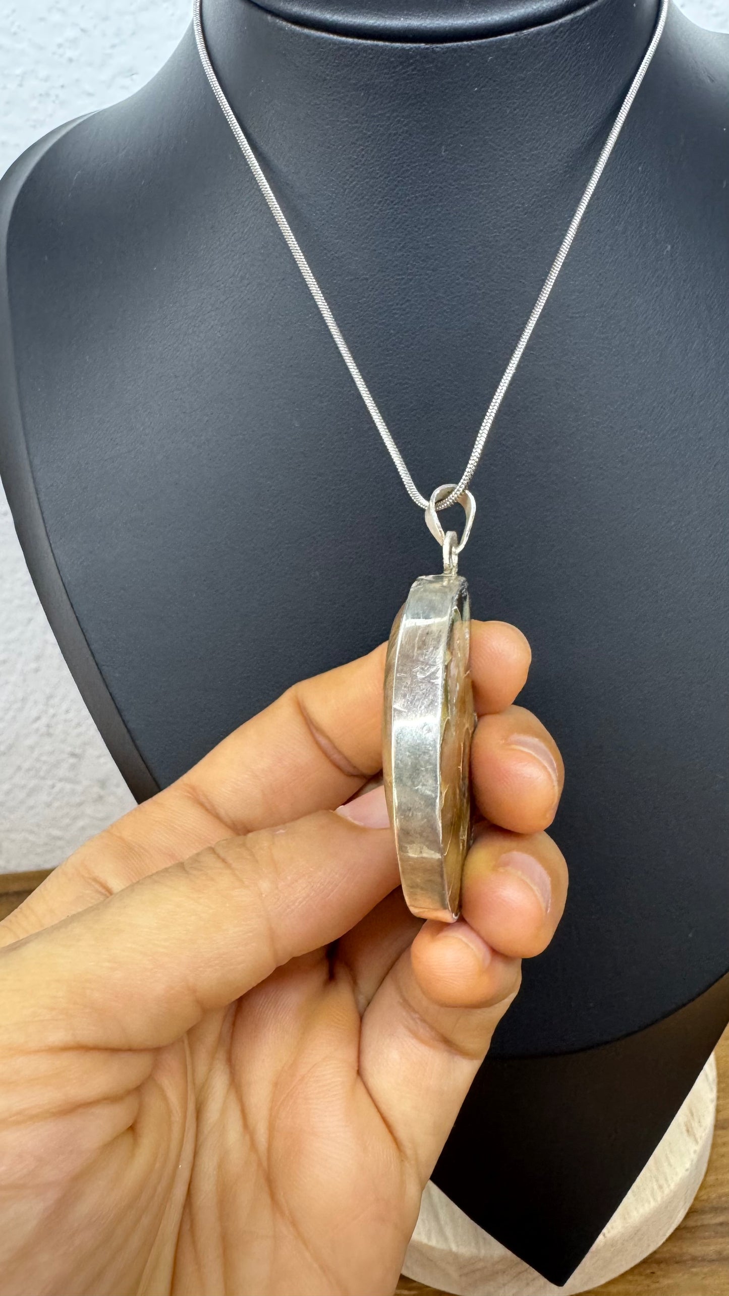 Colgante de fósil amonite en plata 950