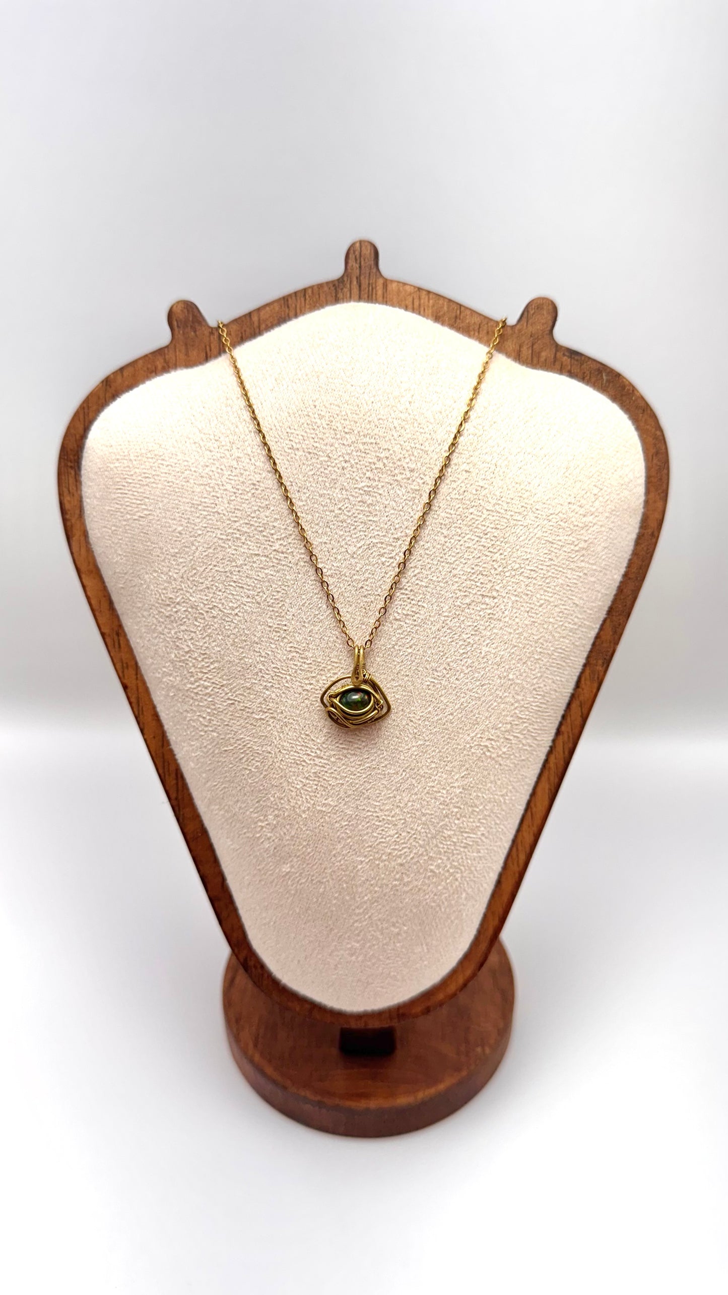 Dije de Ópalo negro Etíope. Latón wire wrap