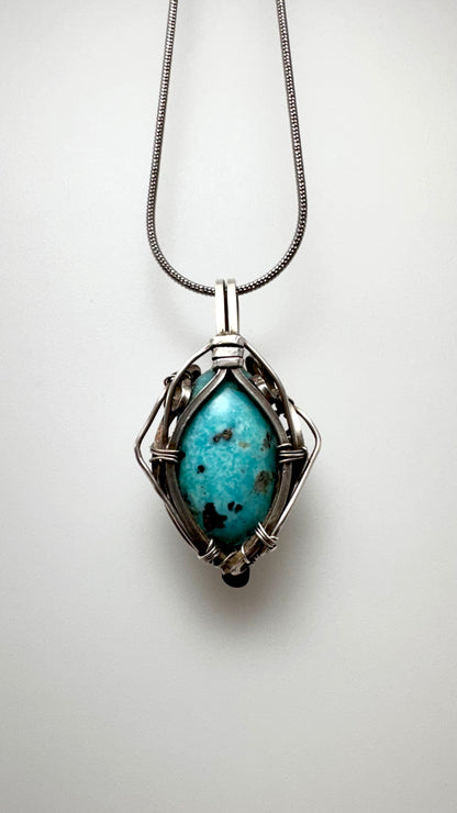 Pingente de turquesa do Paquistão. Prata com técnica wire wrap.