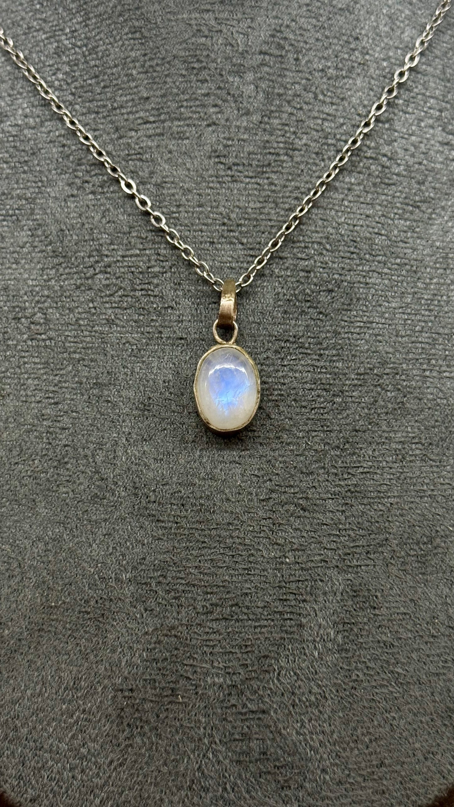 Colgante de piedra luna en plata 950