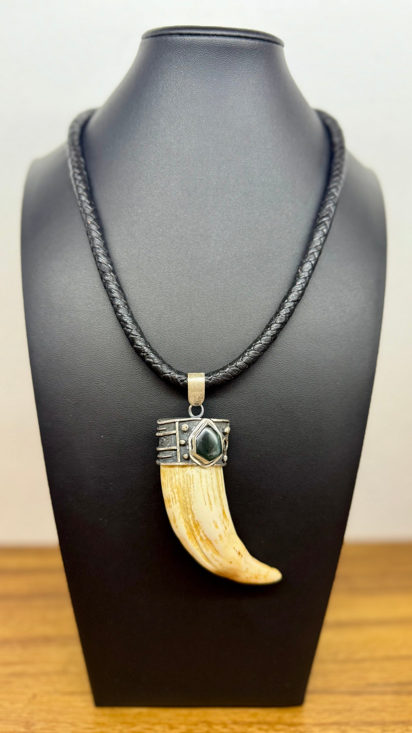 Collar de colmillo de León marino en plata cromada