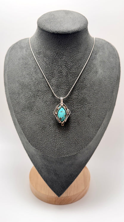 Pingente de turquesa do Paquistão. Prata com técnica wire wrap.