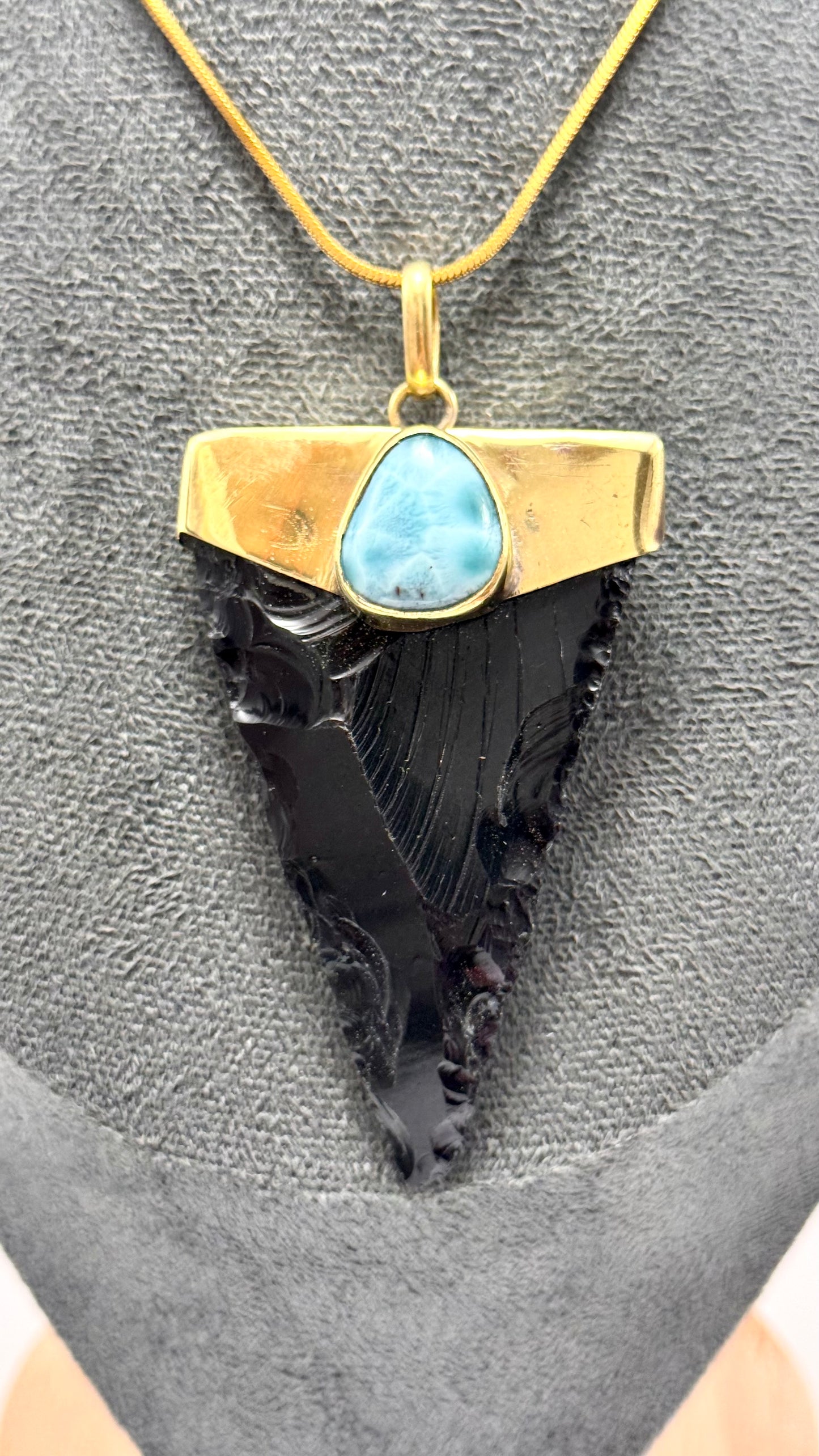 Colgante de Flecha de obsidiana con Larimar.