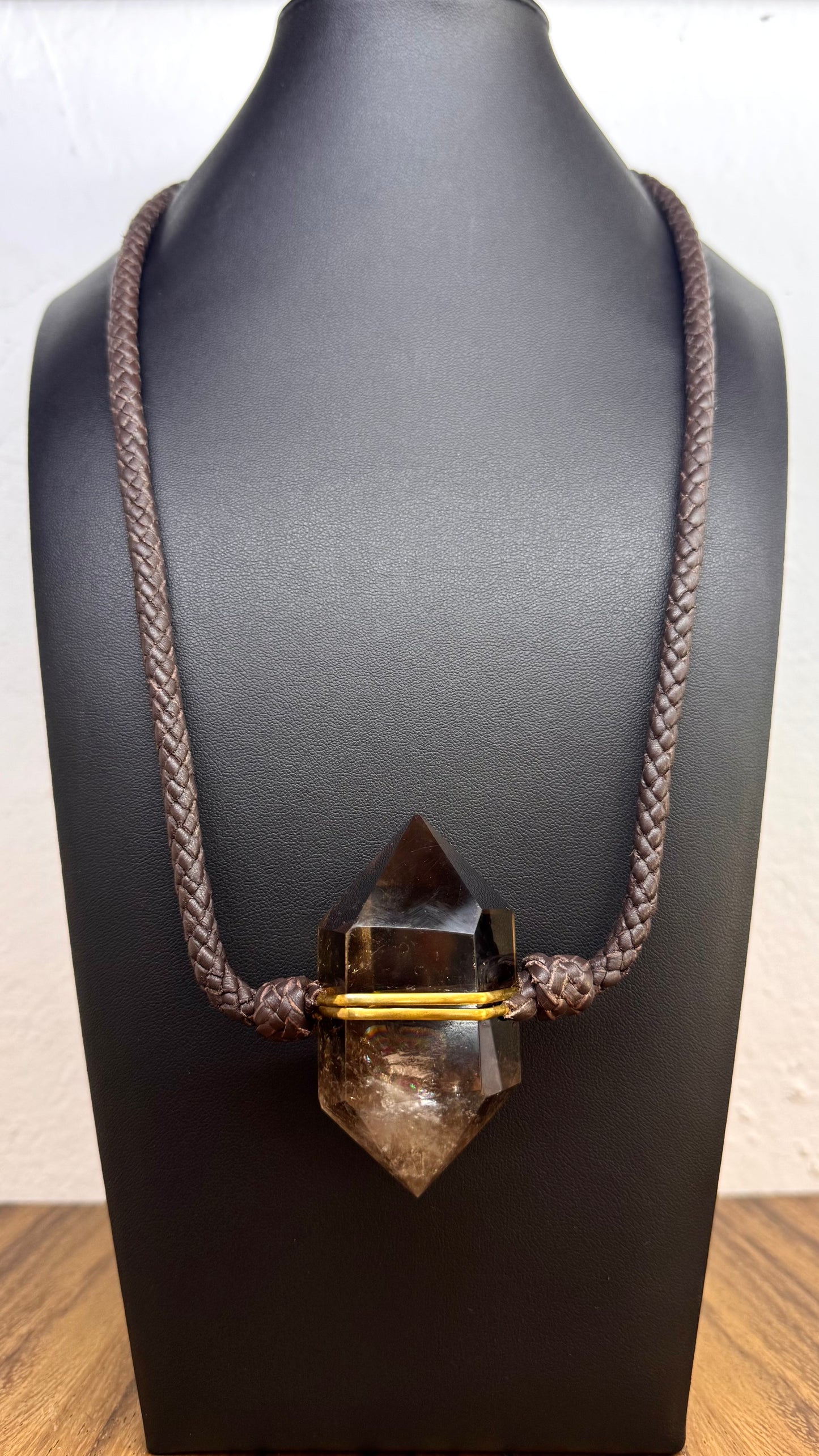 Collar de Cuarzo Ahumado con trenza de cuero