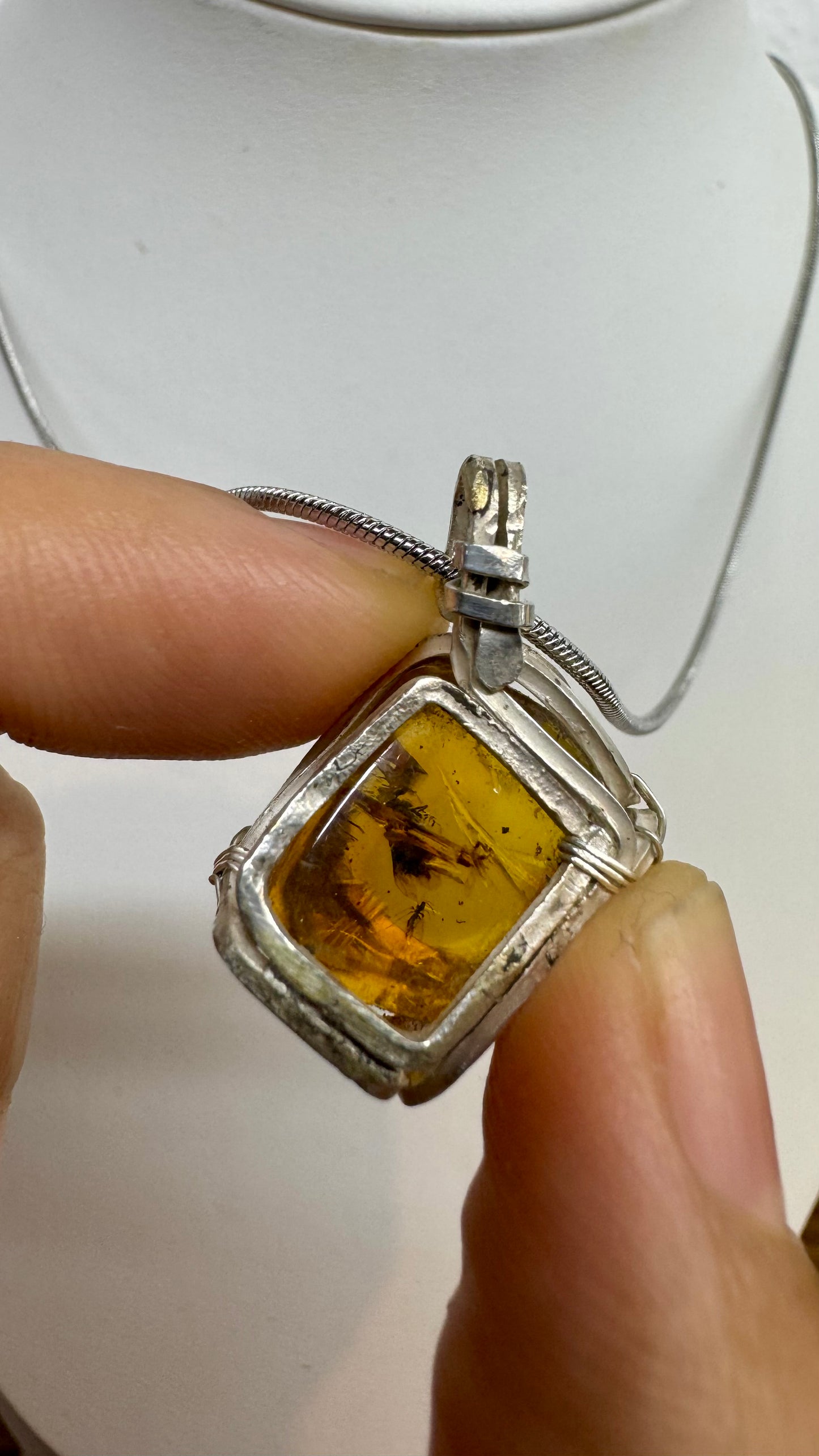 Dije de Ámbar con mosca primitiva y mosquito