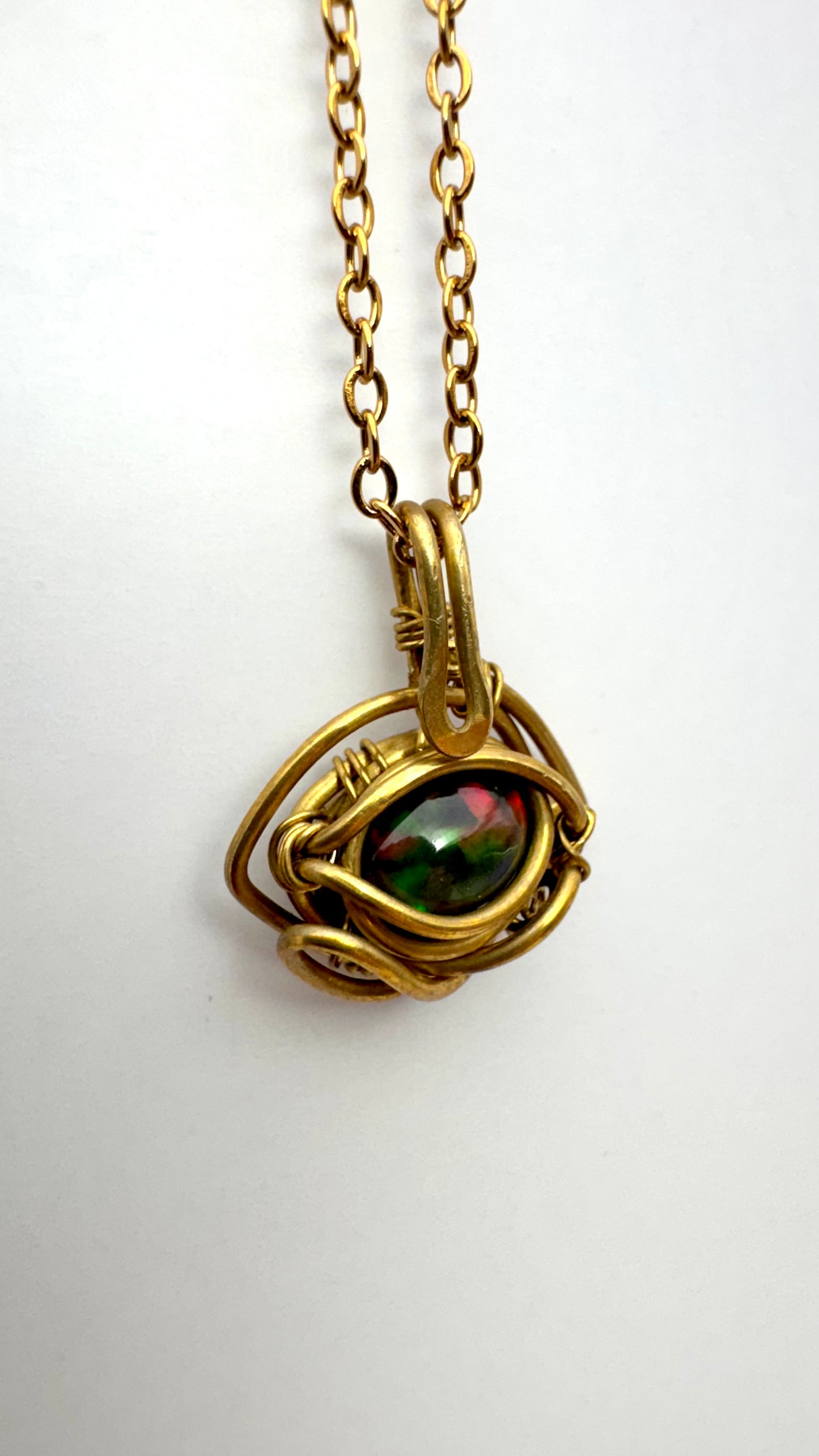 Dije de Ópalo negro Etíope. Latón wire wrap