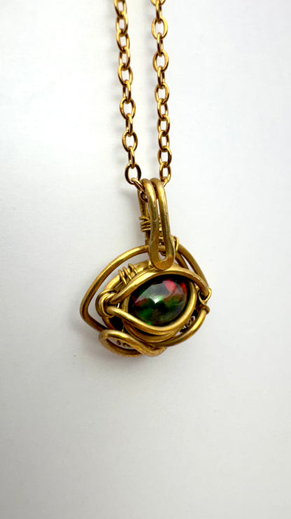 Dije de Ópalo negro Etíope. Latón wire wrap