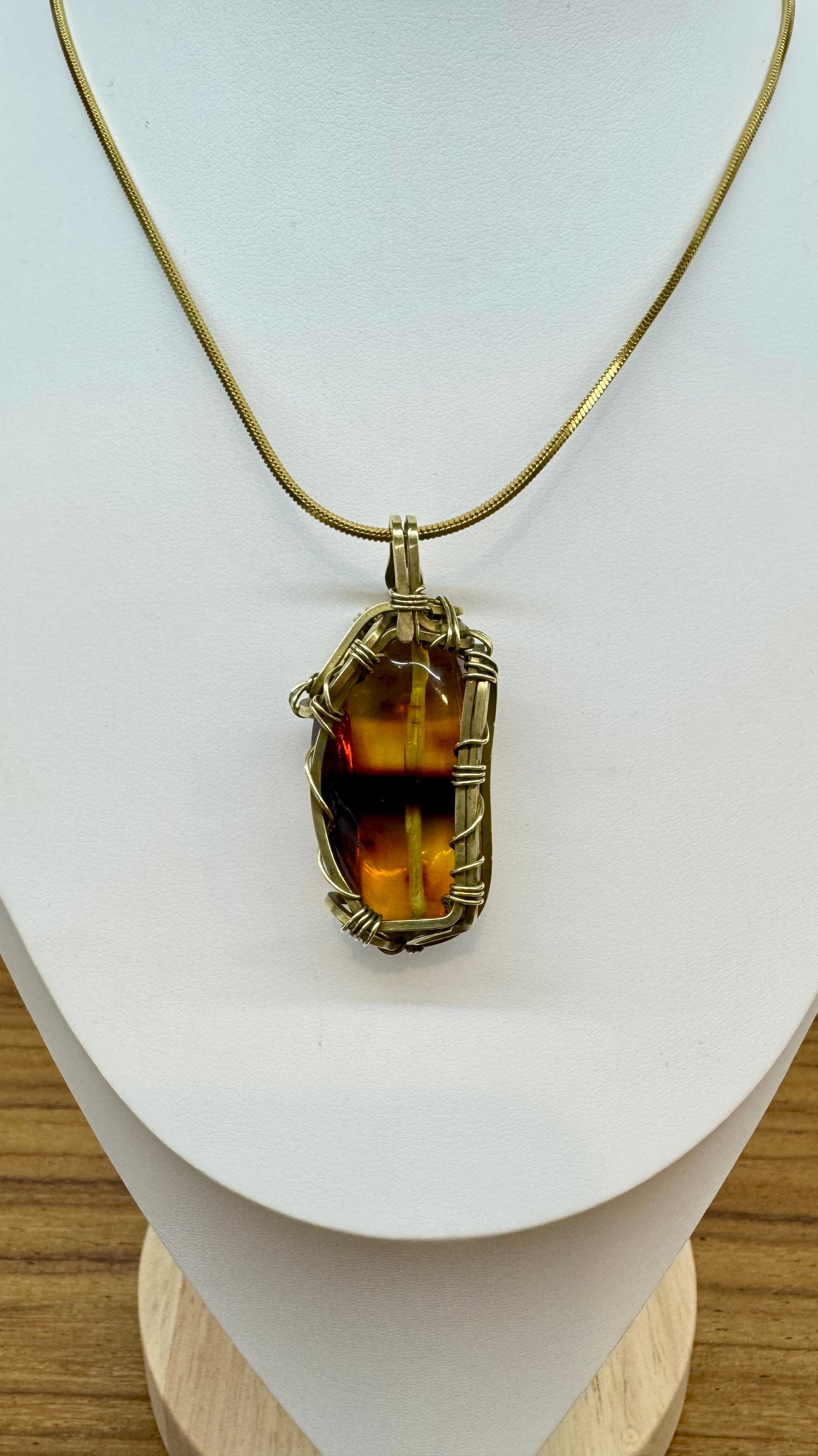 Dije de ámbar rojo mediano