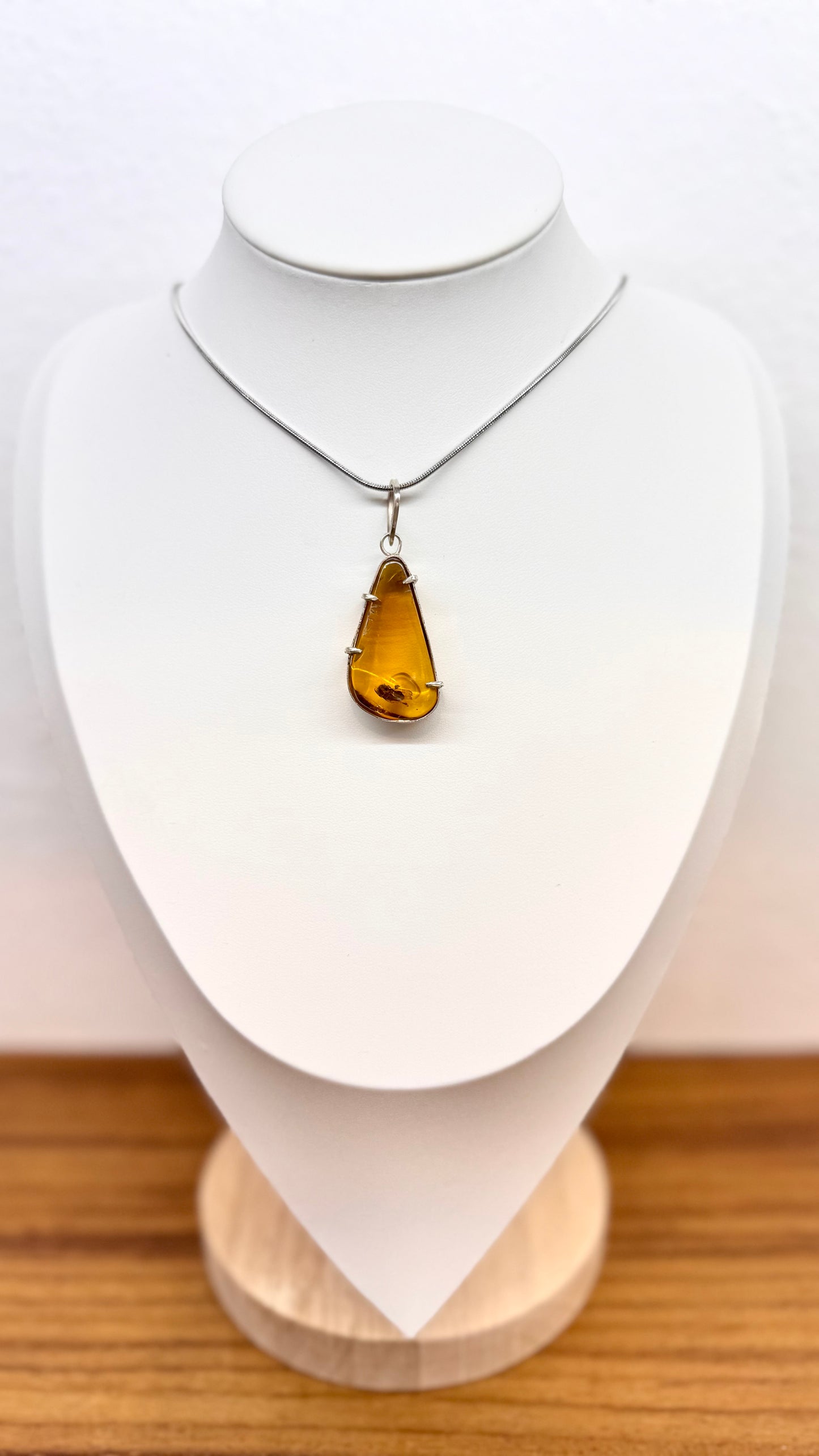 Pendentif en ambre avec mouche primitive en argent