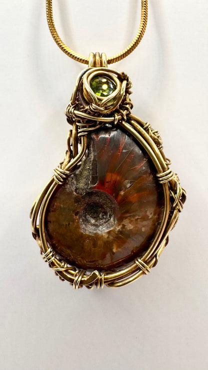 Pendentif Ammonite Opalisée. Wire wrap.