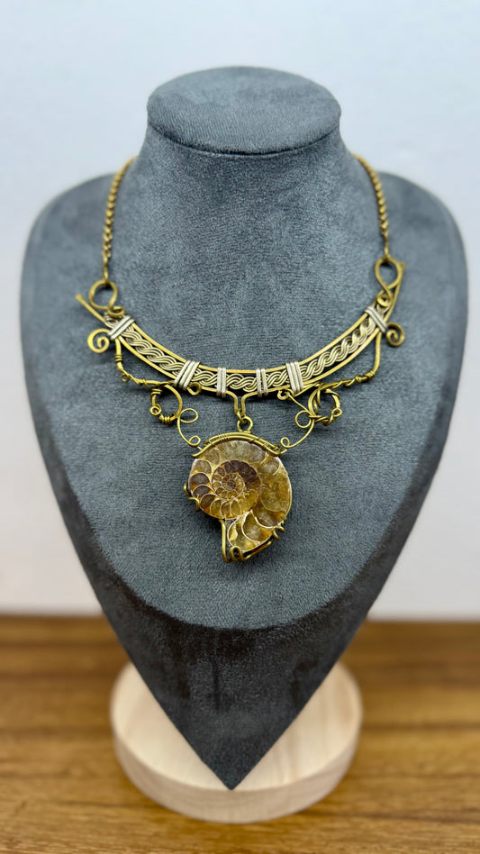 Collar de Amonite en latón