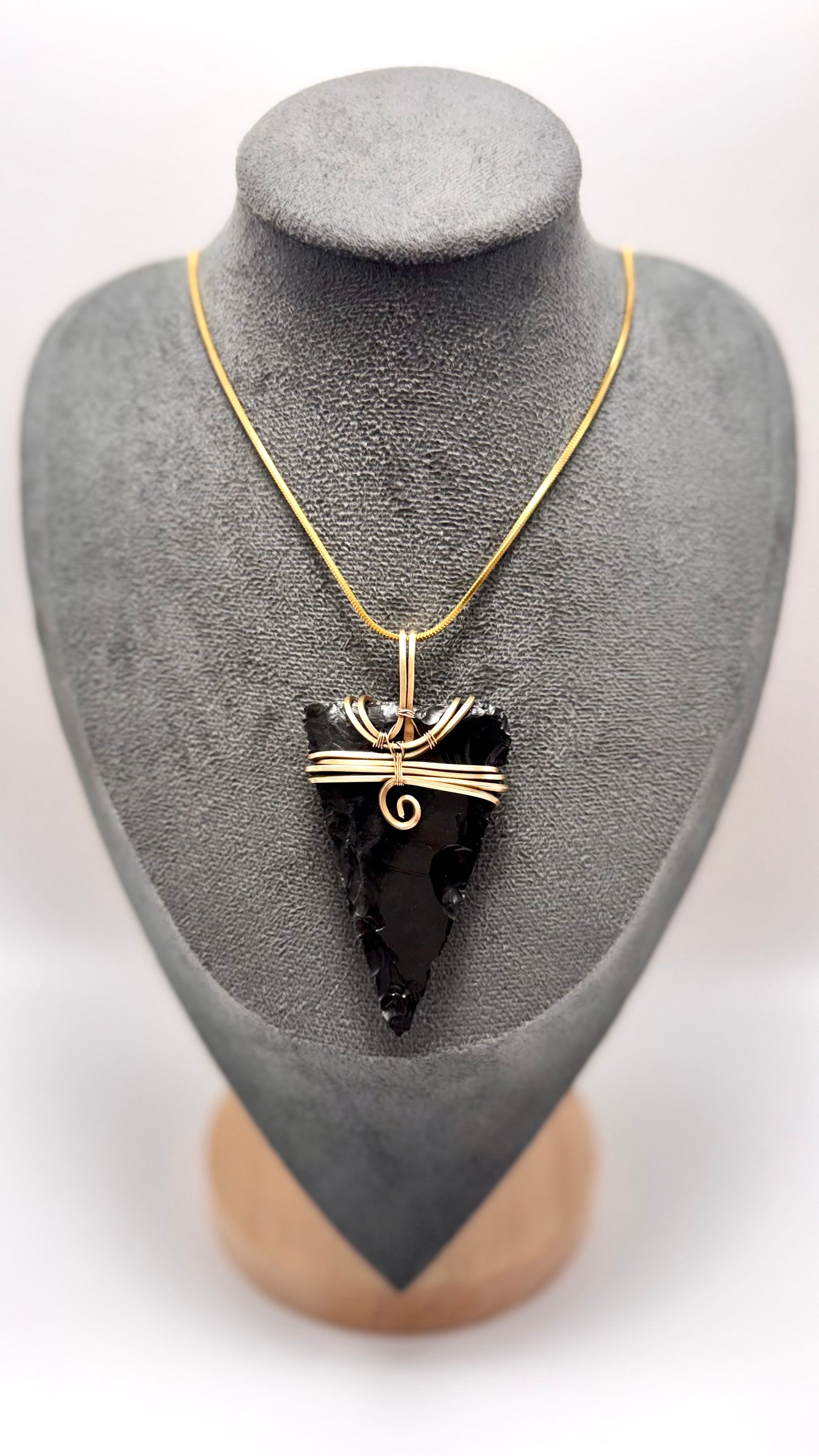 Dije de Flecha de obsidiana negra rústica.