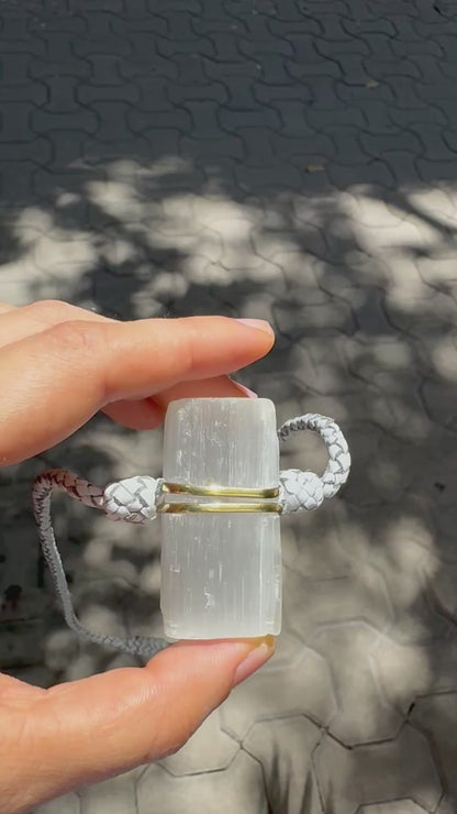 搭配皮革編織繩的透石膏項鍊